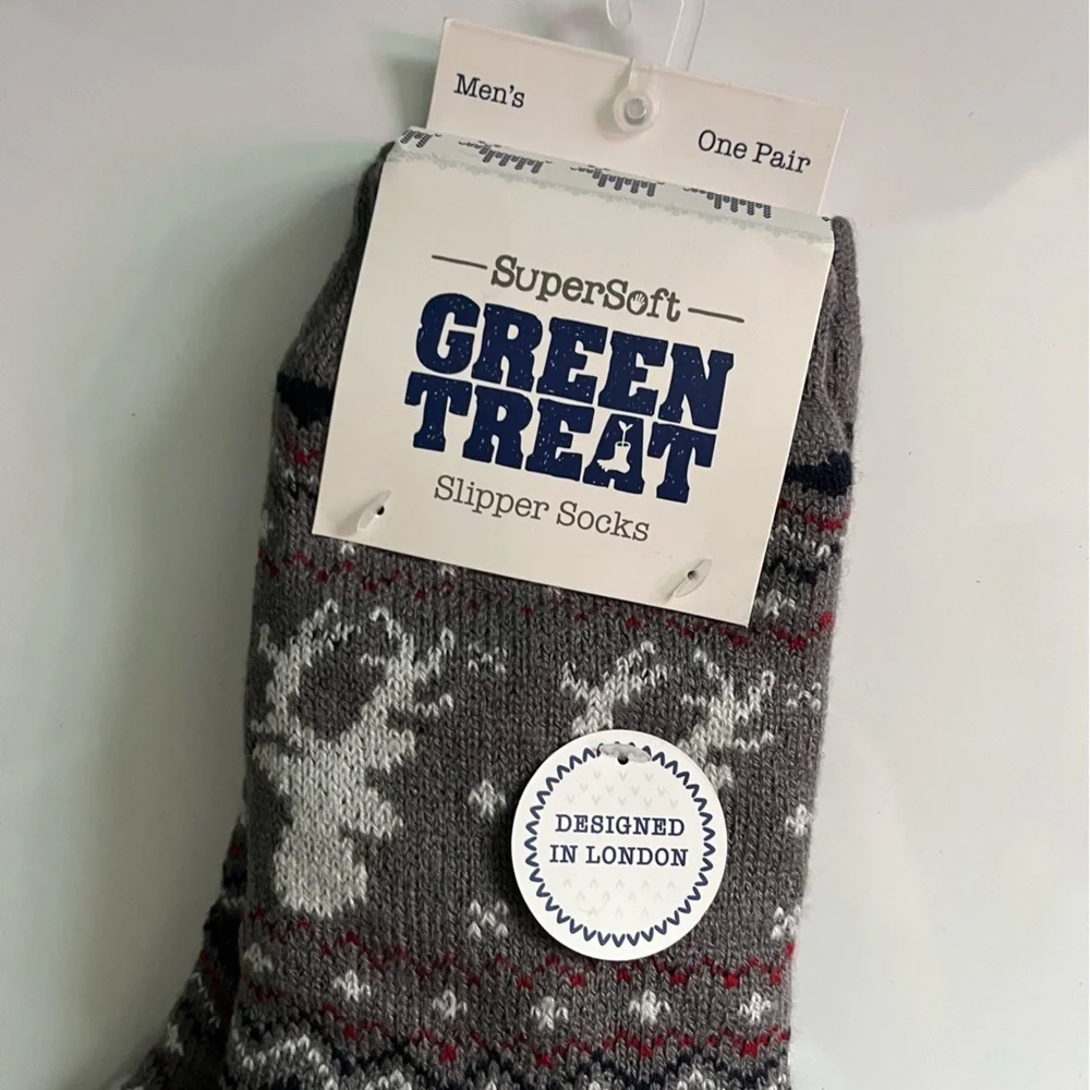 Green Treat • NWT Super Soft Gray Reindeer Pattern Men's Slipper Socks